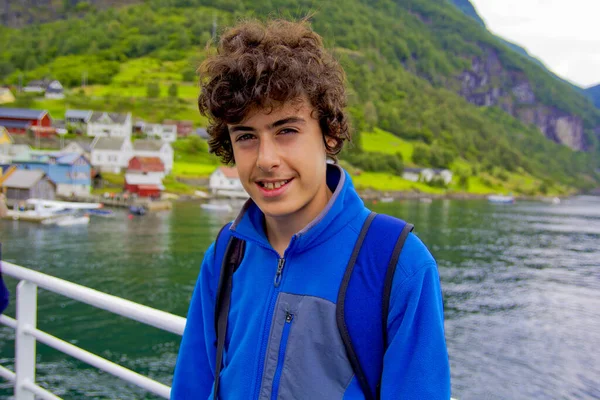Boldog Fiú Mosolyog Kamerába Norway Fjordsban — Stock Fotó