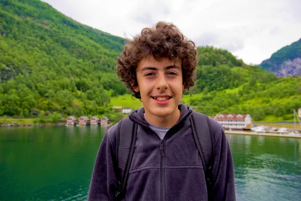 Glücklicher Junge Lächelt Norwegische Fjorde Die Kamera — Stockfoto