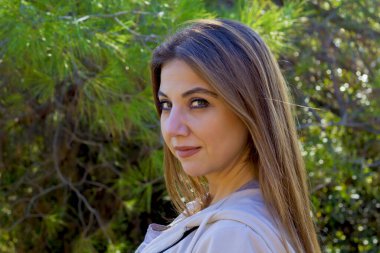 Kameraya bakan güzel bir kadının portresi.