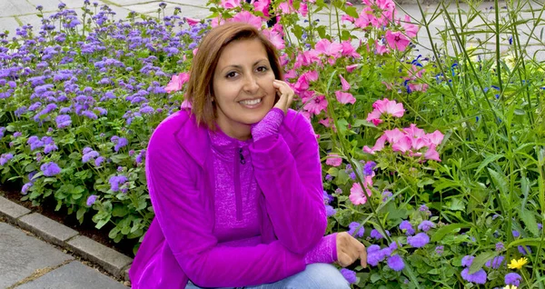 Norveç 'te, parkta kameraya gülümseyen genç bir kadın