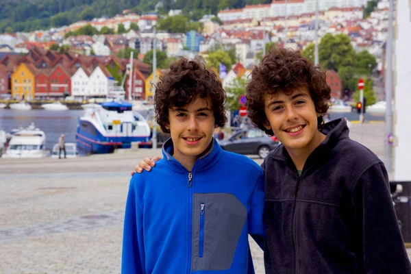 Heureux Jumeaux Souriant Caméra Dans Fjords Norway — Photo