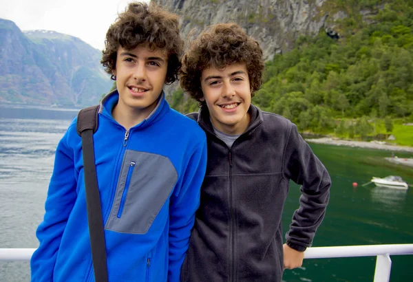 노스웨스트 피오르드의 카메라 앞에서 쌍둥이 — 스톡 사진