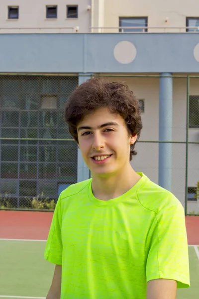 Porträt Eines Süßen Jungen Auf Dem Tennisplatz — Stockfoto