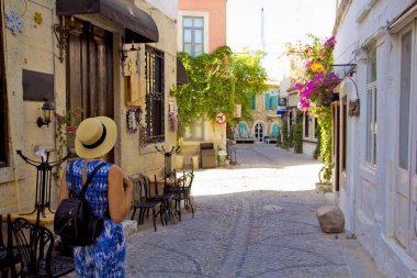Norrow Caddesi 'nde şapkalı güzel bir kadın.