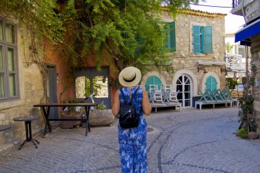 Norrow Caddesi 'nde şapkalı güzel bir kadın.