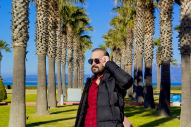 Güneş gözlüğü yakışıklı adam portresi