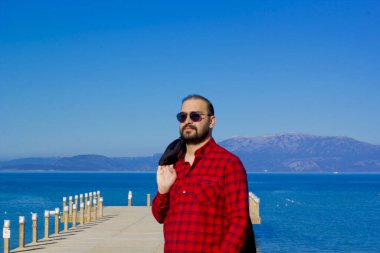 Güneş gözlüğü yakışıklı adam portresi