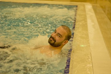  Yüzme havuzundaki yakışıklı adam.