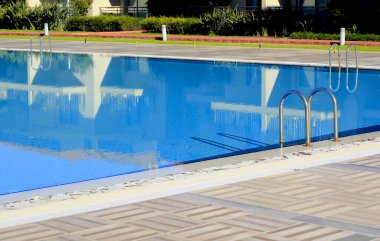 Otelde yüzme havuzu