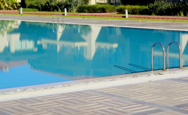 Otelde yüzme havuzu