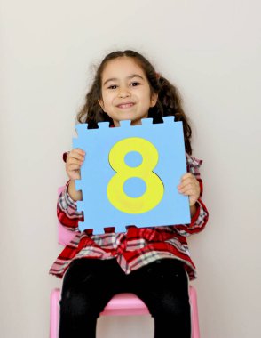 mutlu kız kameraya gülümseyen