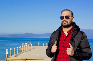 Güneş gözlüğü yakışıklı adam portresi