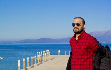 Güneş gözlüğü yakışıklı adam portresi