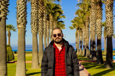 Güneş gözlüğü yakışıklı adam portresi