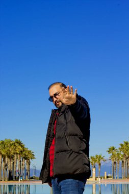 Güneş gözlüğü yakışıklı adam portresi