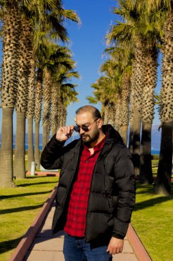 Güneş gözlüğü yakışıklı adam portresi