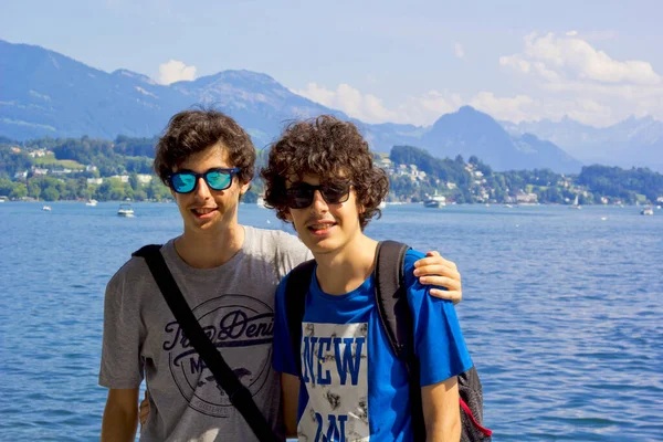 位于瑞士卢塞恩的一对快乐的双胞胎对着摄像机微笑 — 图库照片