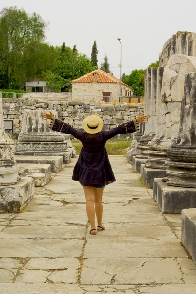 Mooie Vrouw Met Een Hoed Tempel Van Apollon Turkije — Stockfoto