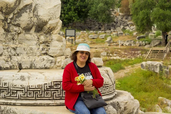 Hermosa Mujer Templo Apollon Turquía —  Fotos de Stock
