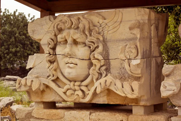 Didyma antik kentinde Medusa heykeli