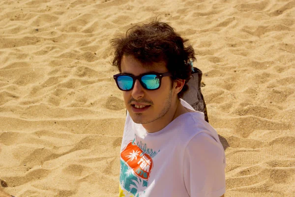 Przystojny Młody Chłopiec Okularach Przeciwsłonecznych Plaży Lecie — Zdjęcie stockowe