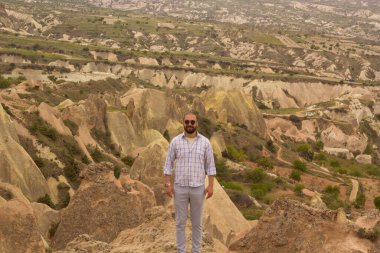 Kapadokya 'daki güneş gözlüklü yakışıklı adam kizilcukur vadisi, hindi