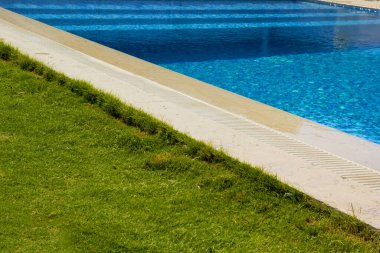 Bir tatil köyünde mavi yüzme havuzu