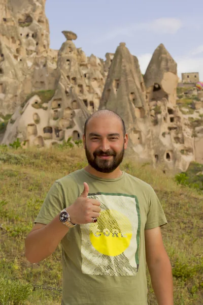 Όμορφος Άντρας Χαμογελάει Στην Κάμερα Τον Ηuchisar Cappadocia — Φωτογραφία Αρχείου