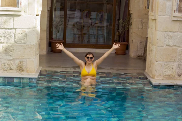 Happy Young Woman Sunglasses Pool — Stock Photo, Image