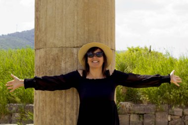  Magnezya 'da şapkalı güzel bir kadın. Eski bir şehir.