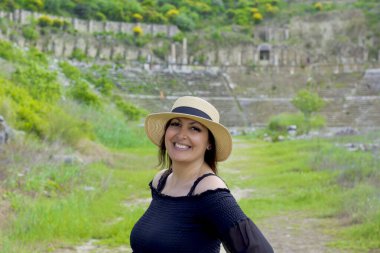  Magnezya 'da şapkalı güzel bir kadın. Eski bir şehir.