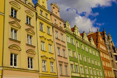 Eski kasabadaki renkli eski evler, Wroclaw, Polonya