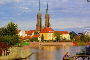 Wroclaw şehrindeki nehir ve köprü manzarası, Polonya