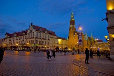 Eski kasabadaki renkli evler, Wroclaw, Polonya geceleri