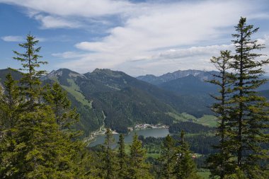 Spitzingsee Gölü manzaralı Bavyera Brecherspitz 'e yürüyüş