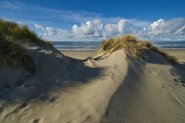 北海上的风形成了沙丘 云彩斑斓 — 图库照片