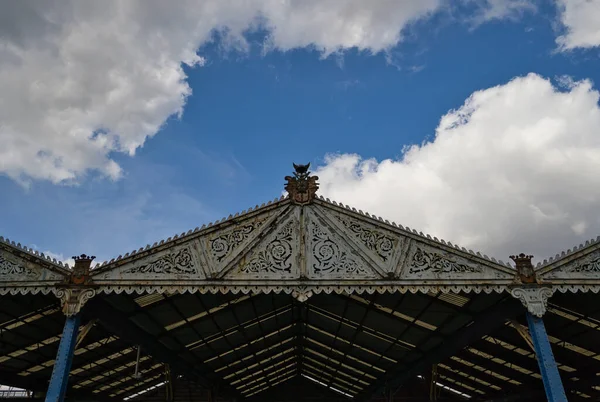 美しい装飾が施された金属屋根構造 — ストック写真