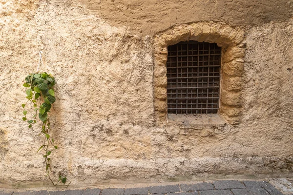 Kafes Pencereli Eski Bir Evin Cephesi — Stok fotoğraf