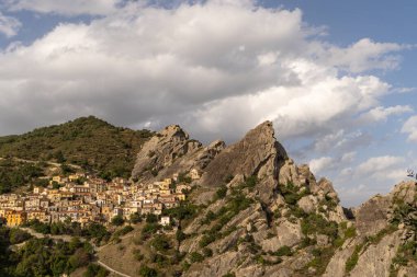 Potenza eyaletinin güzel Castelmezzano dağ köyü.