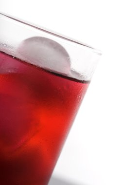 Kırmızı sıvı ve buz ile cam