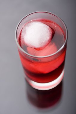 Kırmızı sıvı ve buz ile cam