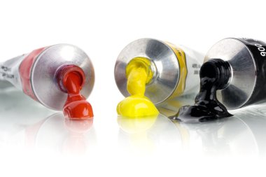 üç renk, teneke tüpler sıkılmış