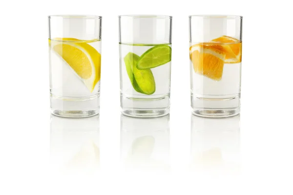 Frutas en vasos con agua —  Fotos de Stock