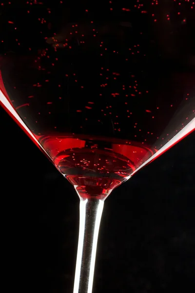 Verre à vin avec bulles rouges — Photo