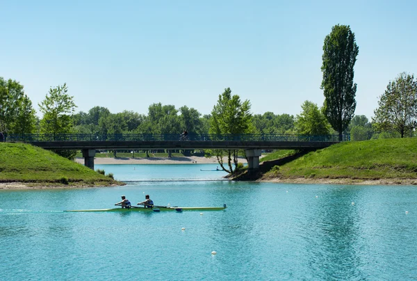 Two young men rowing — Stock Photo, Image