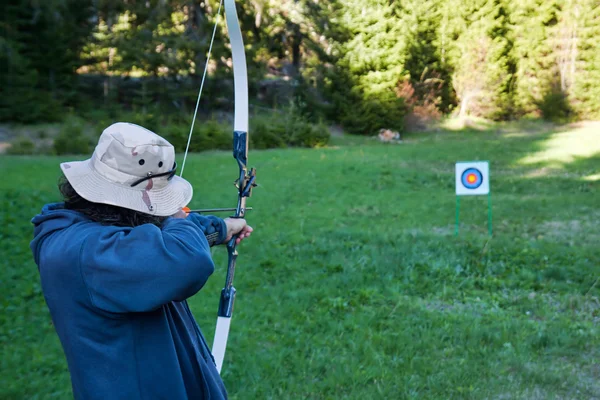 Archer aiming at the target — Stock Photo, Image