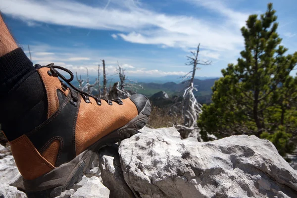 Bota de caminhada em pedra — Fotografia de Stock