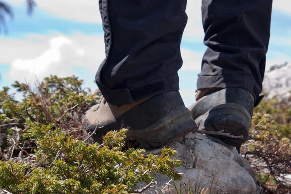 Wandelen laarzen op steen close-up — Stockfoto