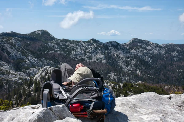 Um montanhista descansando no topo da colina — Fotografia de Stock