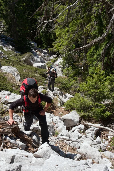 Alpinistas caminhando até o topo da montanha — Fotografia de Stock